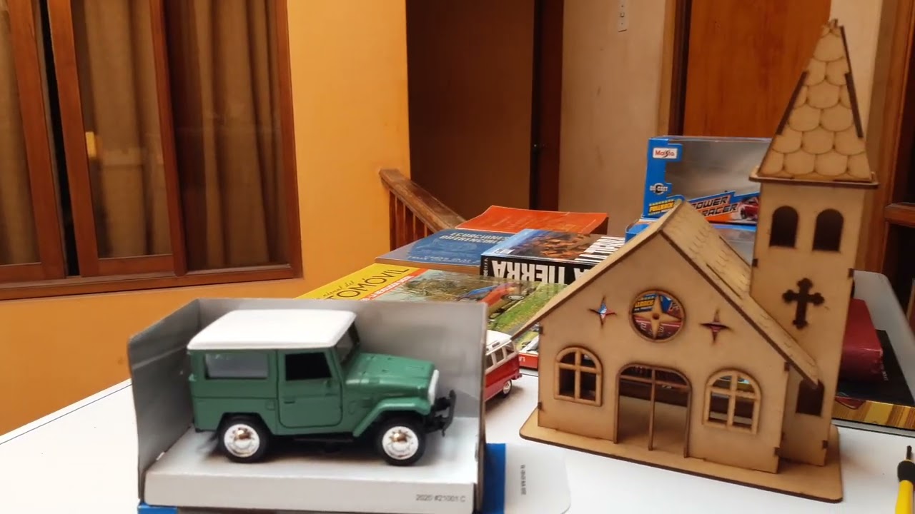 Colección de 4 CAMIONETAS A ESCALA