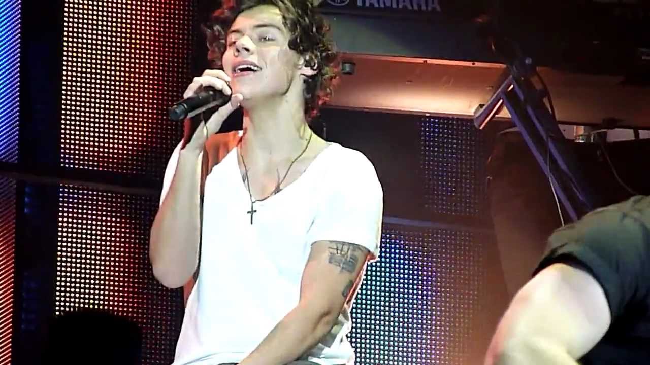 One Direction - Summer Love FRONT ROW (Glasgow 27th Of February)