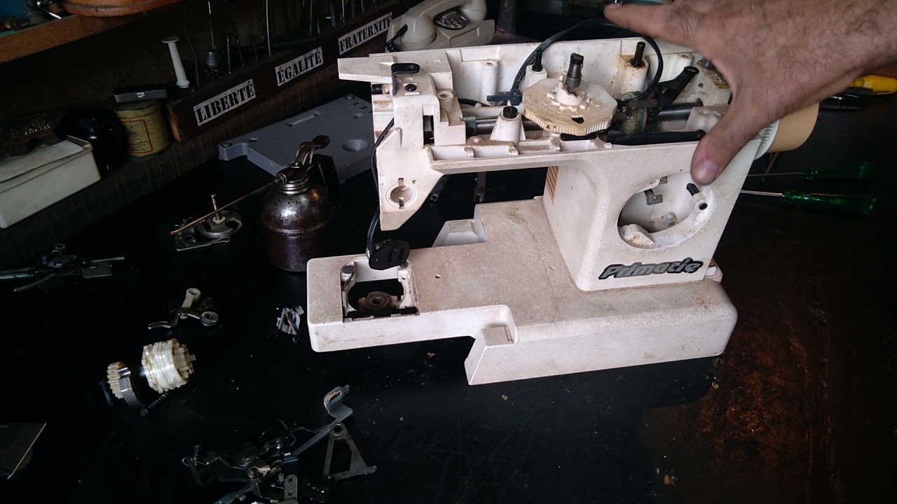 Tirando o volante da m&aacute;quina de costura Singer Primacie Pr&ecirc;t &agrave; Porter Facilita 30 Plus Fashion etc