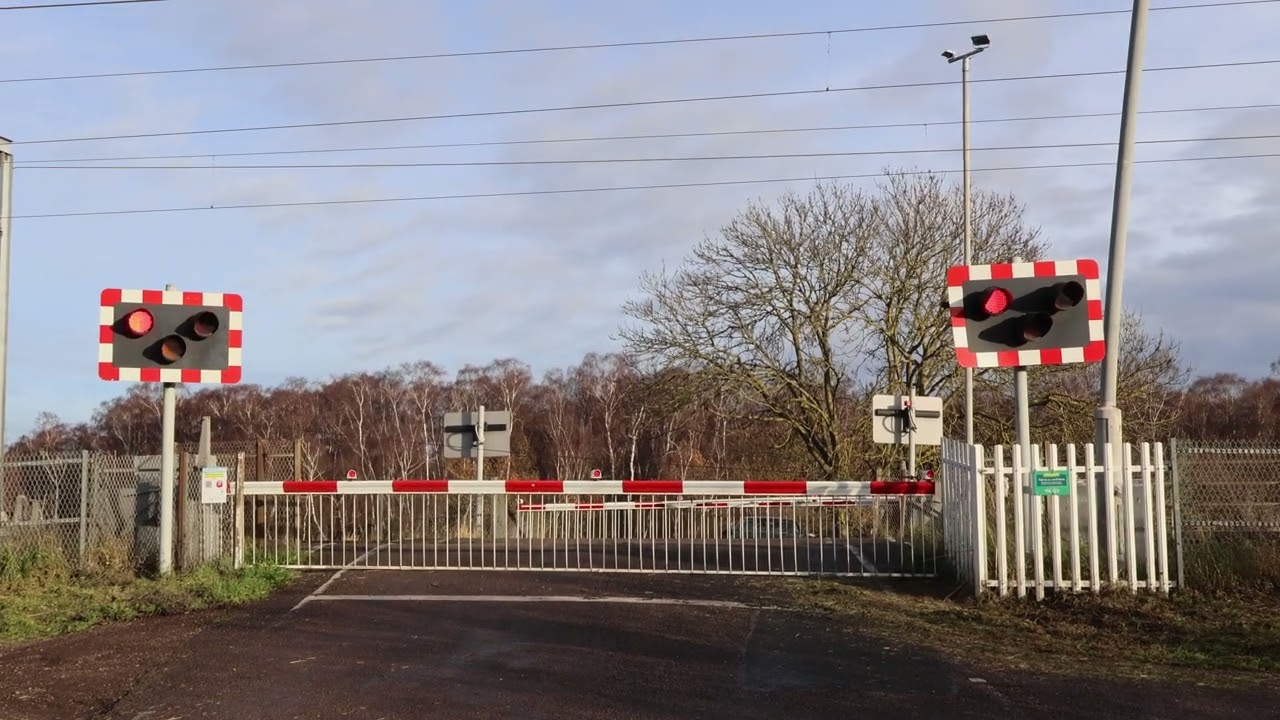 Level Crossing - Holme Lode, Holme (9 trains; 2 consecutive lowerings; crossing has silly moment)
