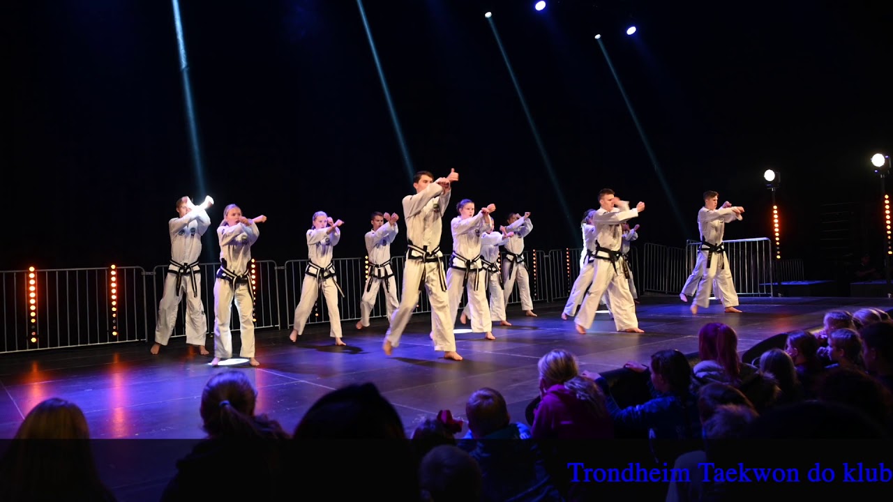 Oppvisning på åpningen av Trondheim Spektrum