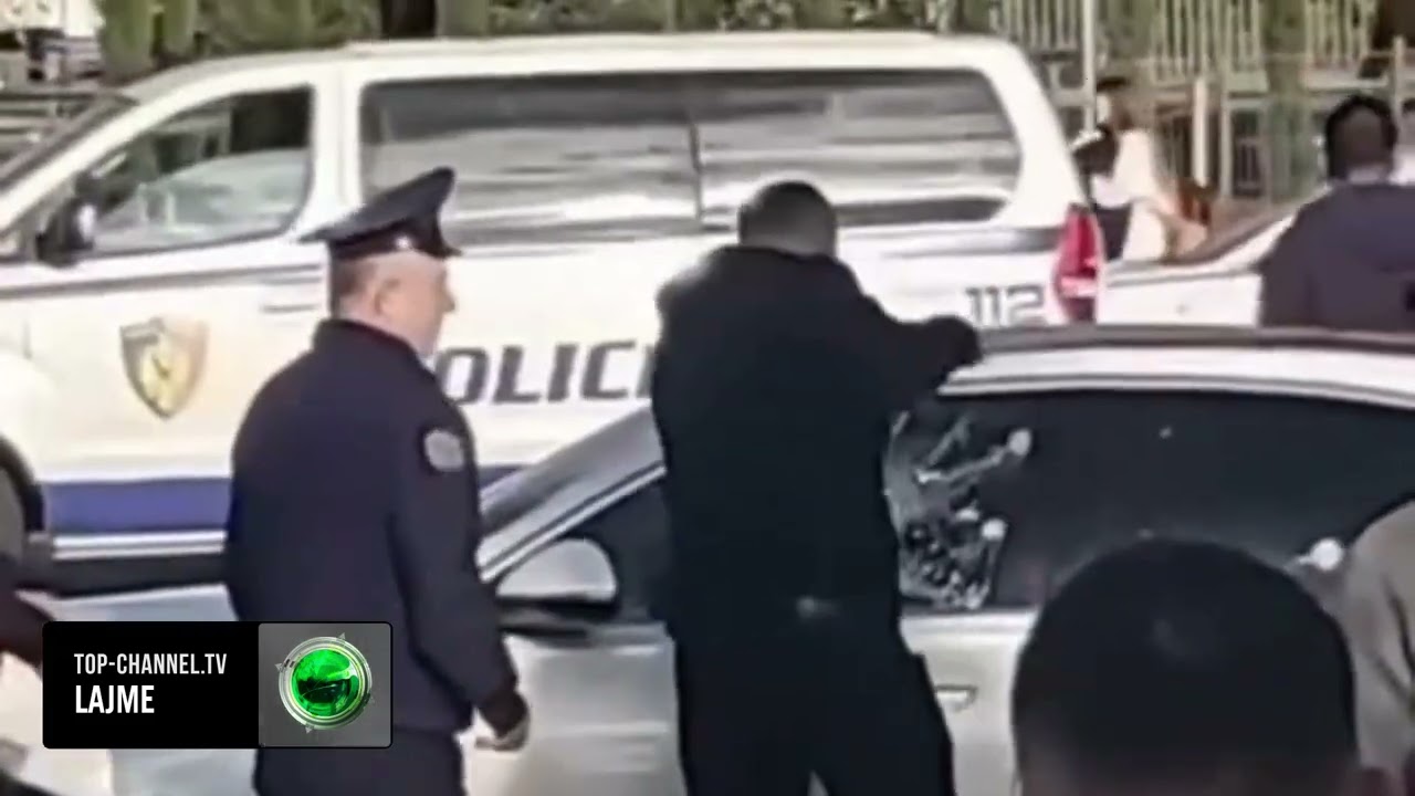 Top Channel/ Pamje trondit&euml;se nga Rinasi, qytetar&euml;t thyejn&euml; xhamat e makin&euml;s p&euml;r t&euml; nxjerr&euml; viktim&euml;n