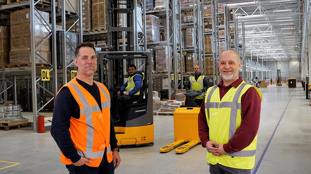 Nieuwe stellingen en lithium-ion reachtrucks voor distributiecentrum Quooker.
