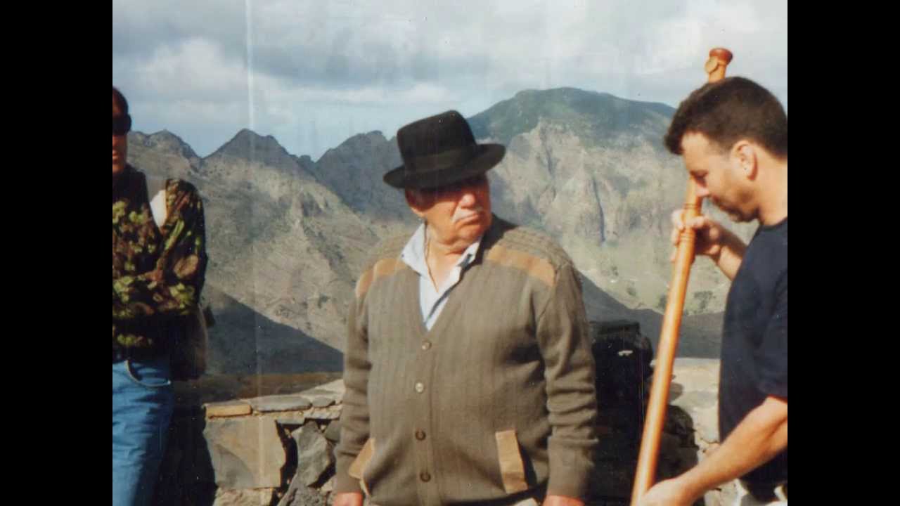 La Gomera: Ángel Cruz Clemente canta Años Nuevos Englosiados (Islas Canarias)