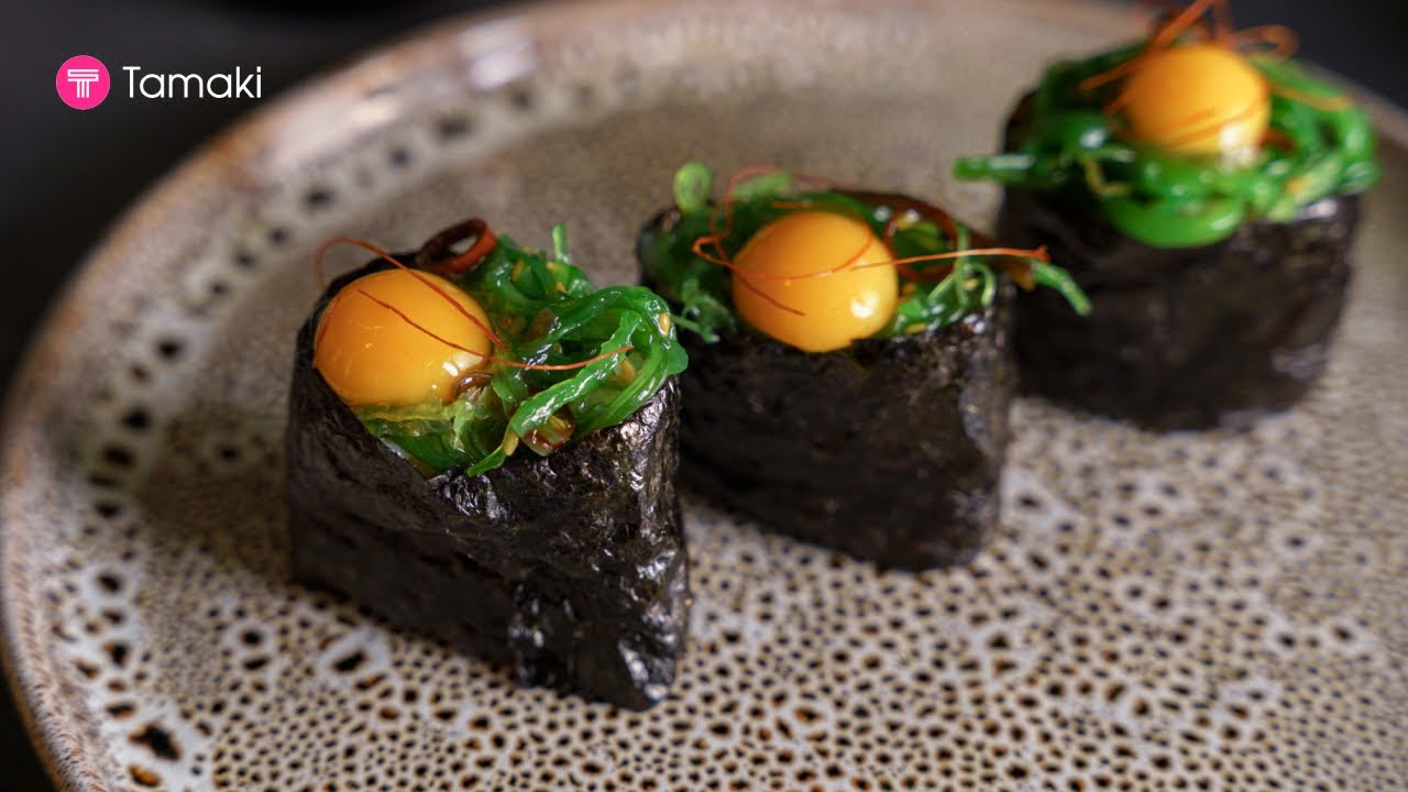 Gunkans with salad chuka in sesame sauce