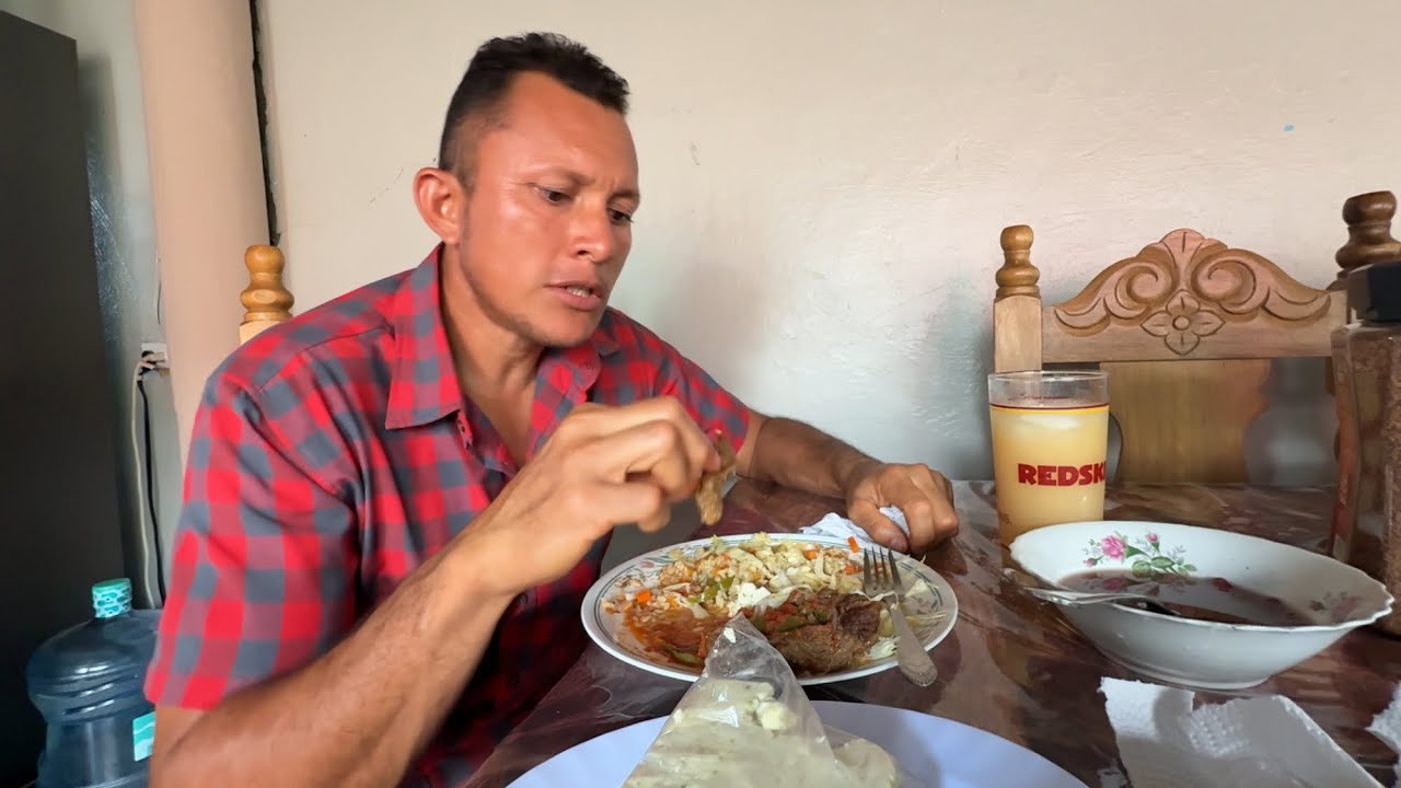 Mira nos dieron almuerzo también que bendición gracias por recibirnos como reyes 