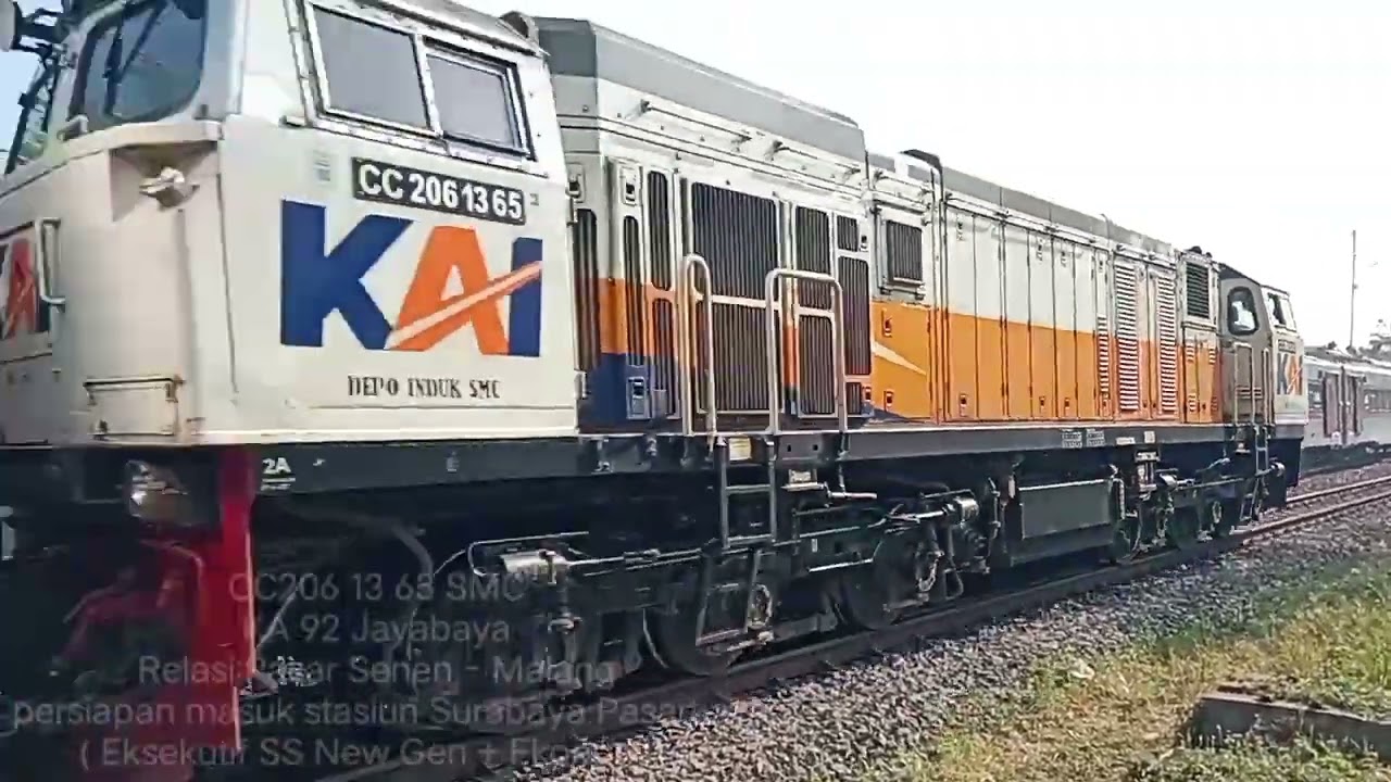 melihat kesibukan distasiun Surabaya Pasarturi
