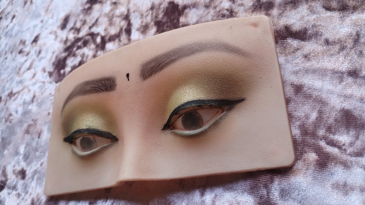 Green eye glowing makeup with kesari