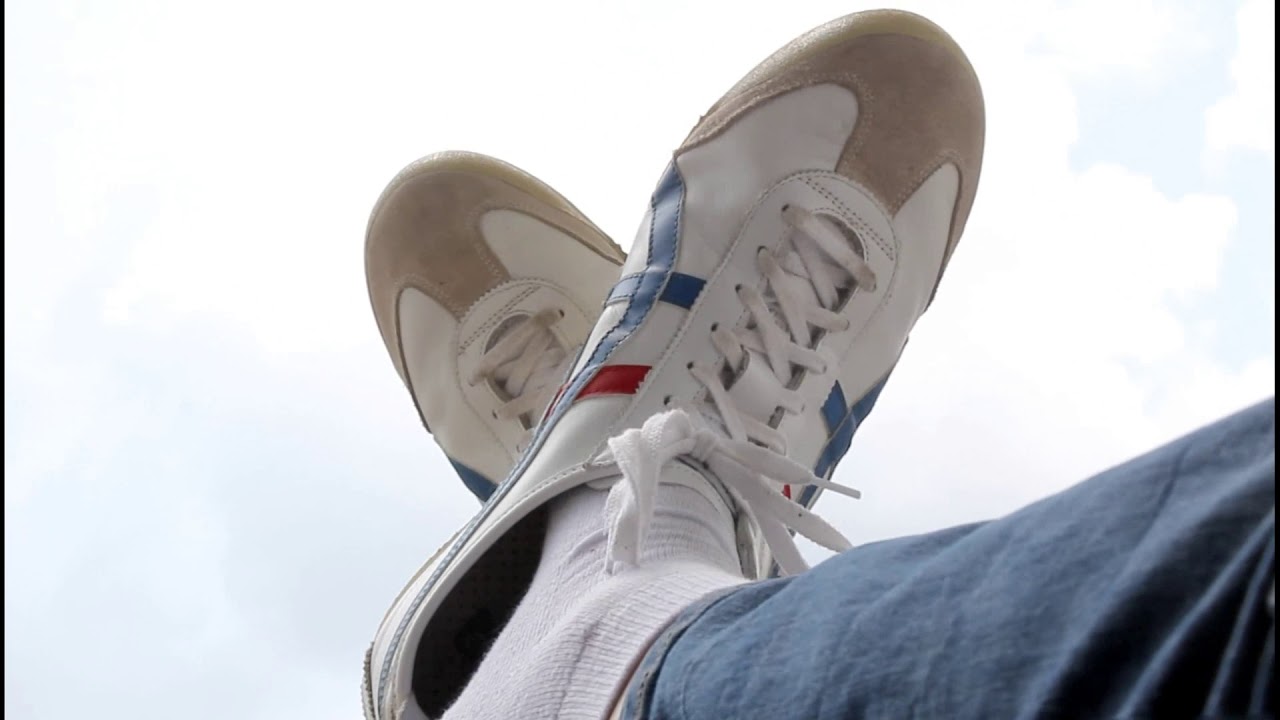 Asics Tiger Mexico relaxing and shoeplay