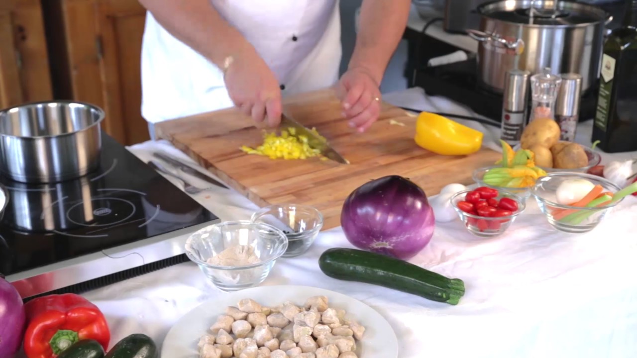 GNOCCHI DI PATATE E FARRO CON RAGU’ DI VERDURE E FIORI DI ZUCCA
