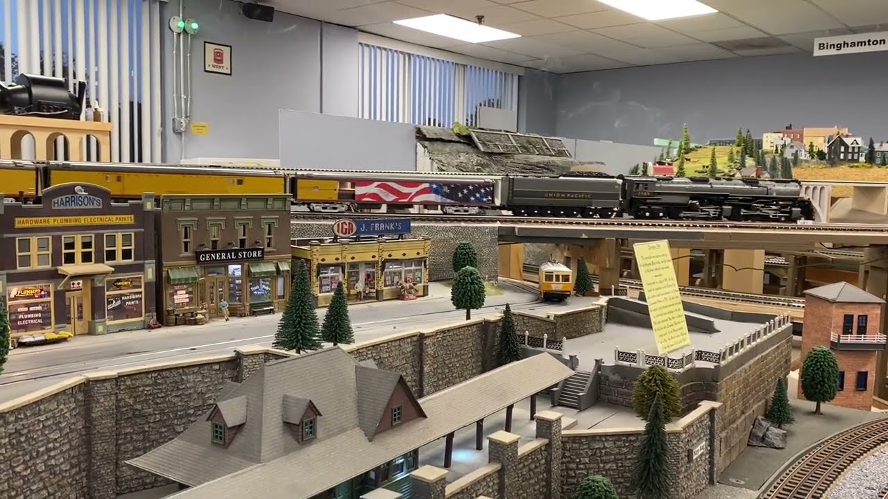 UP Challenger 3989 & Biz Train