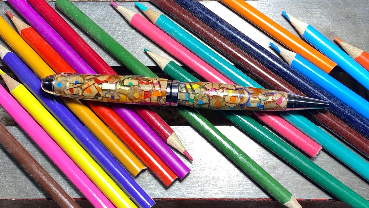 Woodturning a colored pencil pen | penna realizzata con pastelli colorati immersi nella resina