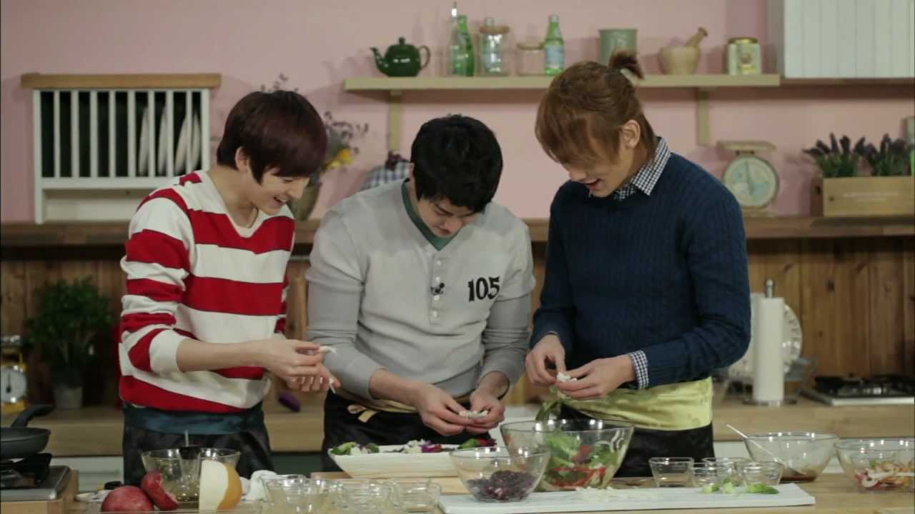 [Star Kitchen with U-KISS] Bulgogi (불고기) - Marinated Beef with Vege & Fruits