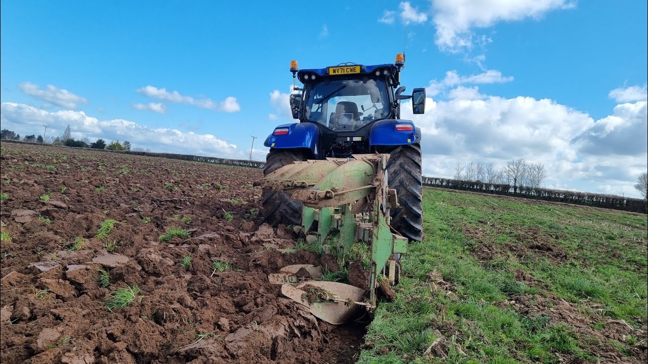 Getting the Ploughing done in the New Holland T7.225