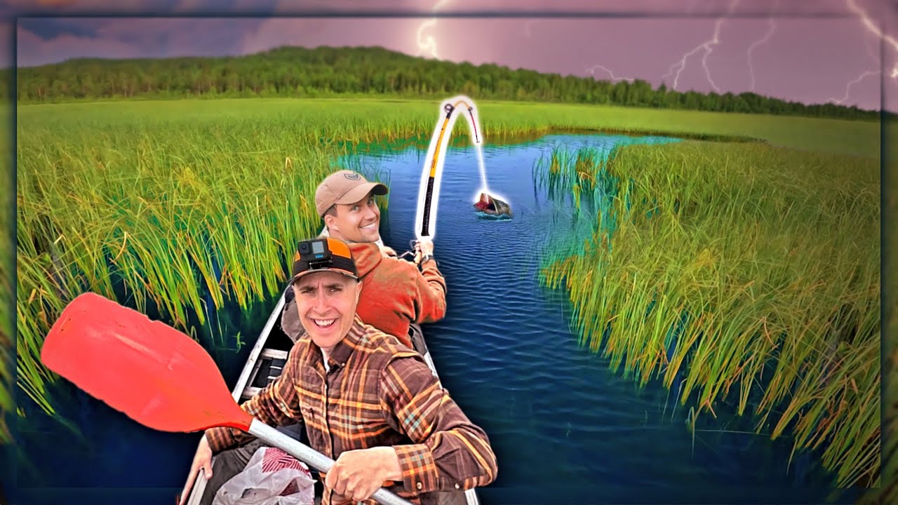 FISKE I ETT TRÄSK - SJUKT FISKE MITT UTE I INGENSTANS & Det nappar hela tiden! (TWO HUNTERS)