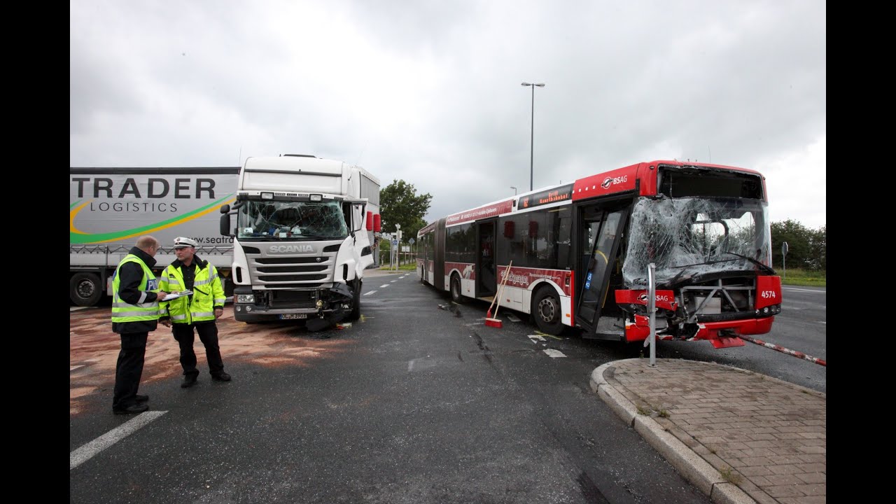 Lkw rammt Bus - etwa 20 Passagiere gehen anschließend seelenruhig zur Arbeit