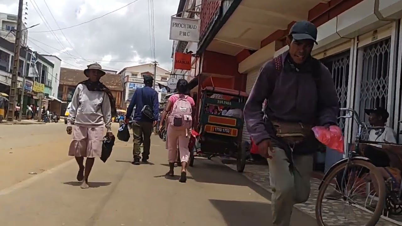 Ampatana FIFIMAVA by Antsenakely to Zaodahy Markets - Walking streets view of Antsirabe Madagascar 