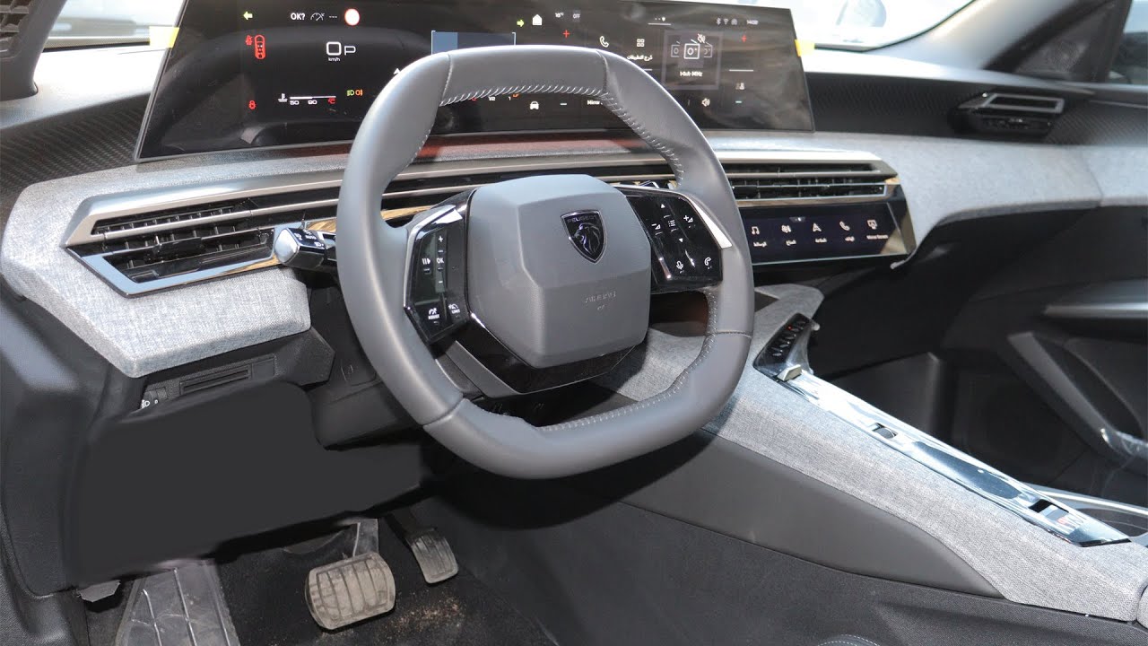 Обзор Peugeot 5008 2026 Allure, салон цвета «жемчужно-белый».