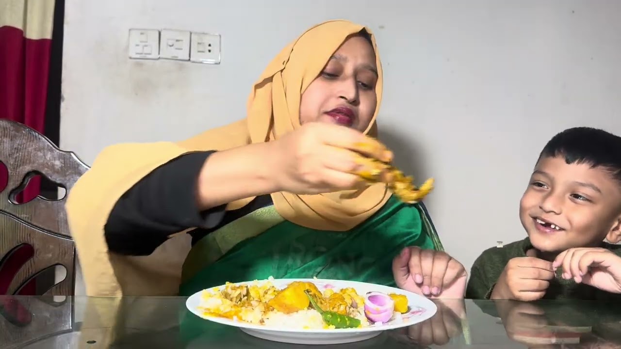 মধ্যবিত্ত সংসারে আজ অনেক খাবার।