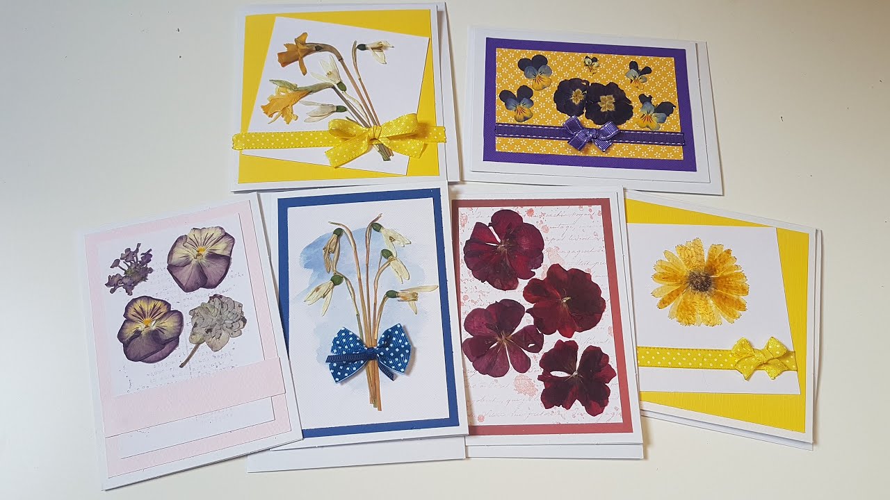 Cartes de printemps avec des fleurs séchées