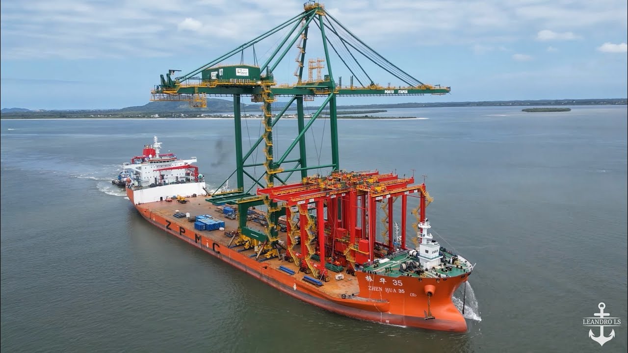 Cargueiro Chinês chega ao Brasil com Cargas de 50 Metros de Altura - Porto de Itapoá SC