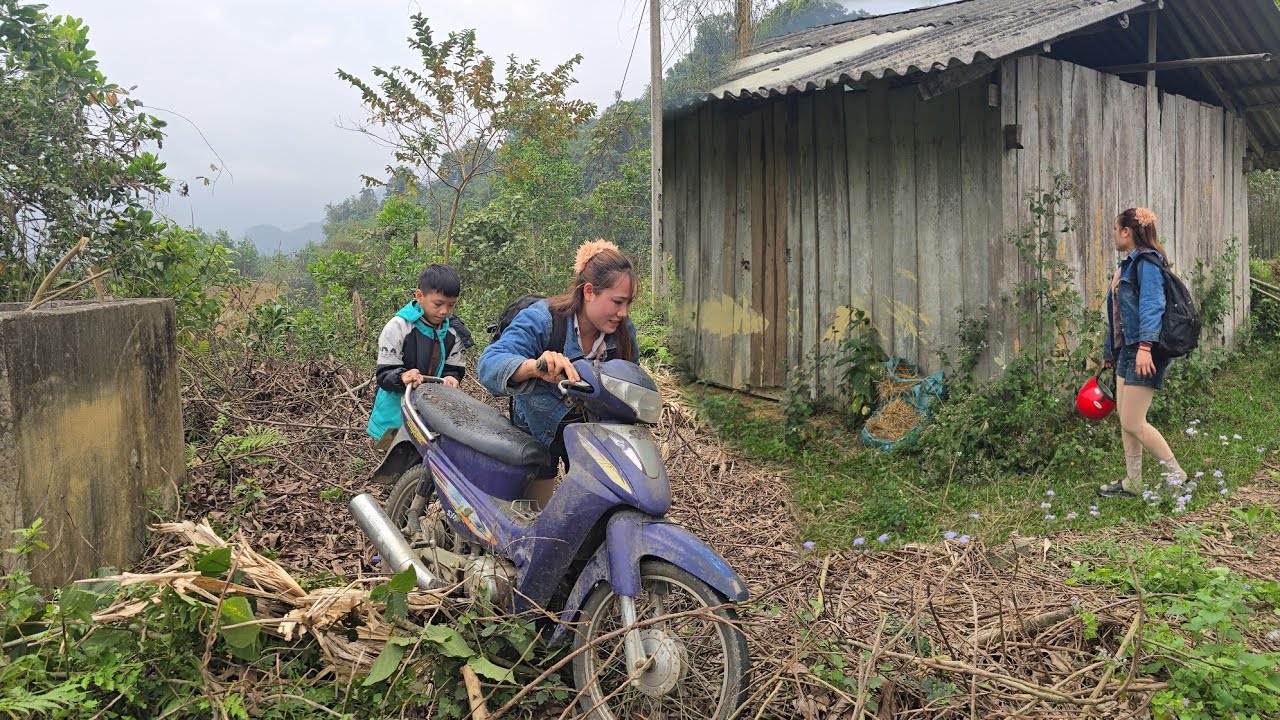 The girl bought a dilapidated old motorbike while looking for a place to rent.
