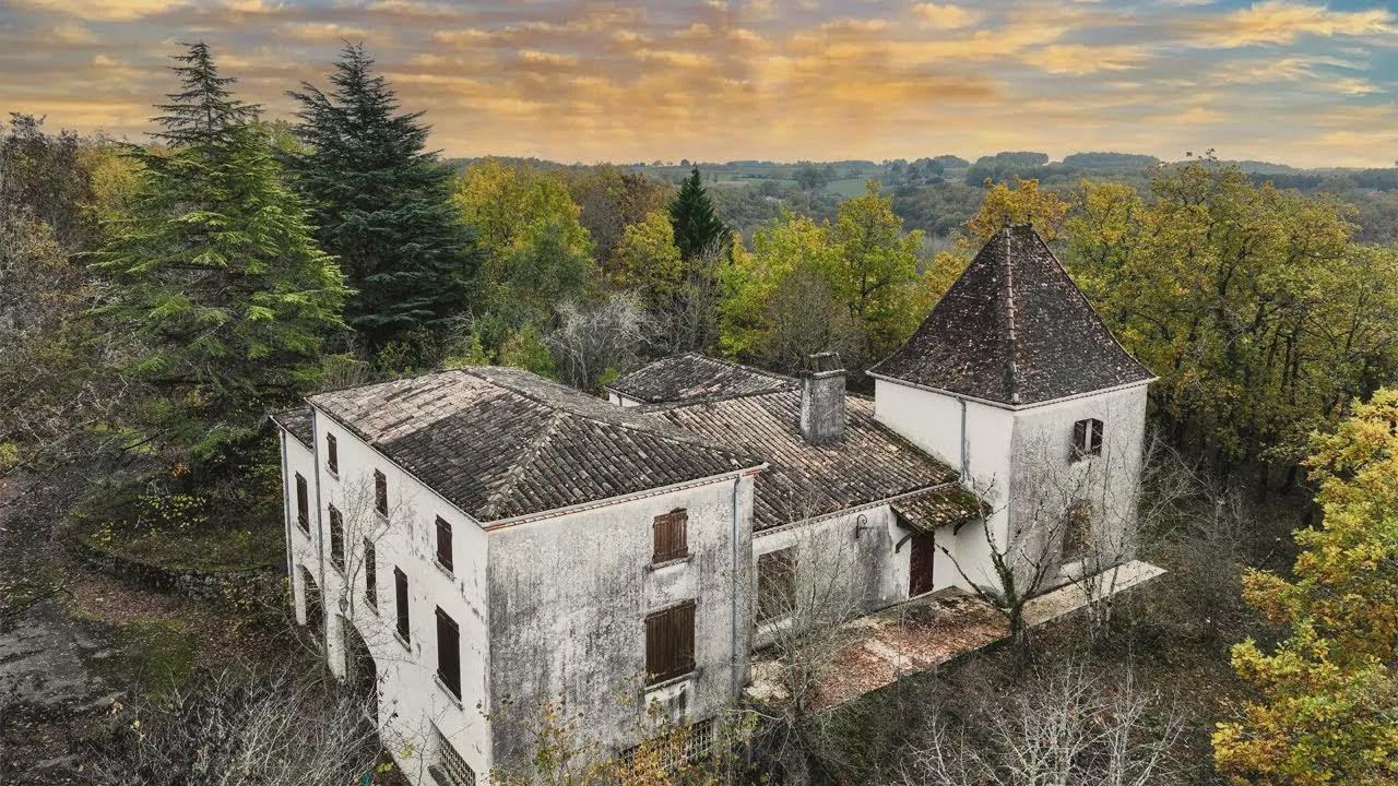 Joias de Ouro Abandonadas! - Castelo de Penhasco de uma Família Tailandesa