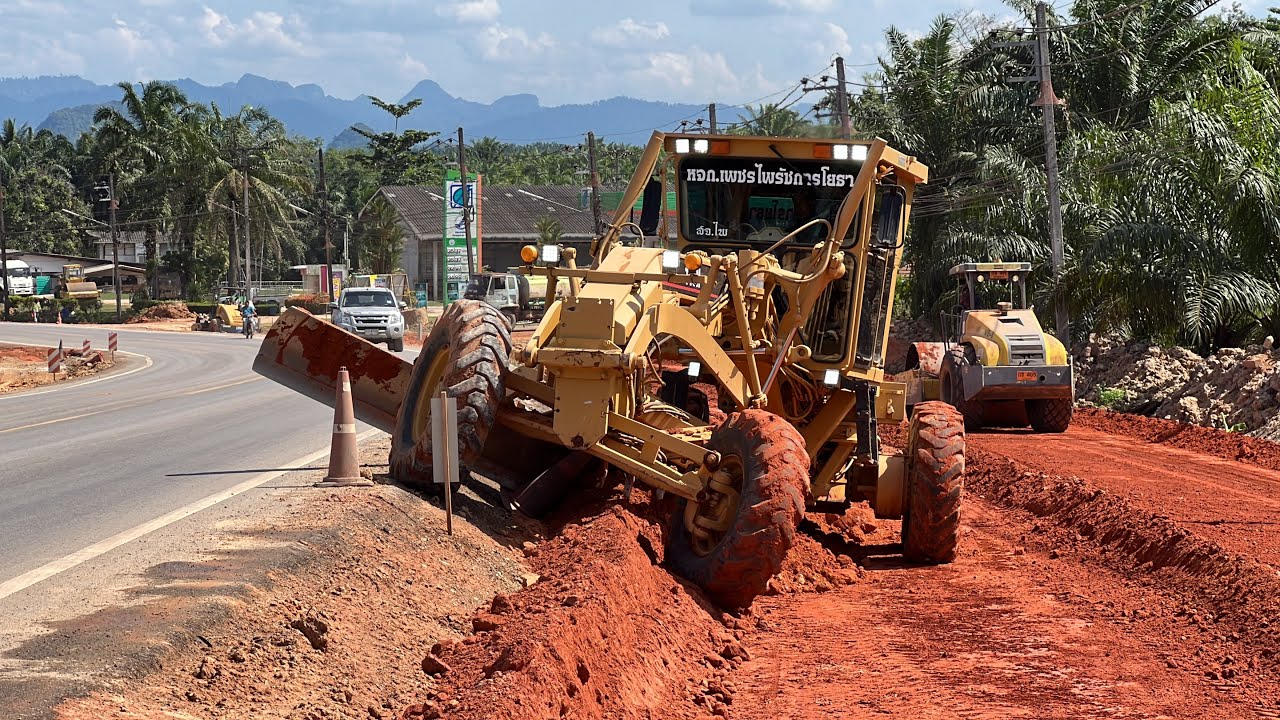 ไอ่หนุ่มรถเกรดสายปาด Motor grader CAT 140H ปูดินลูกรัง