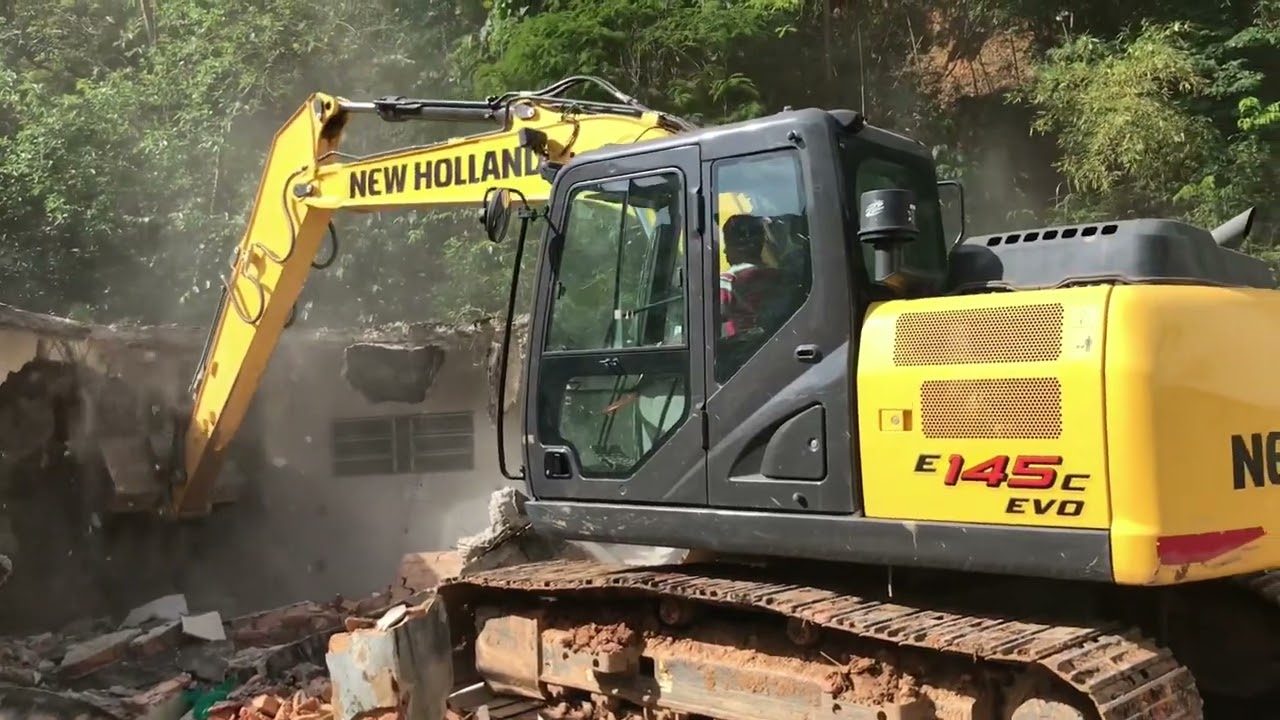 Escavadeira Fazendo Demolição - New Holland E145C Evo