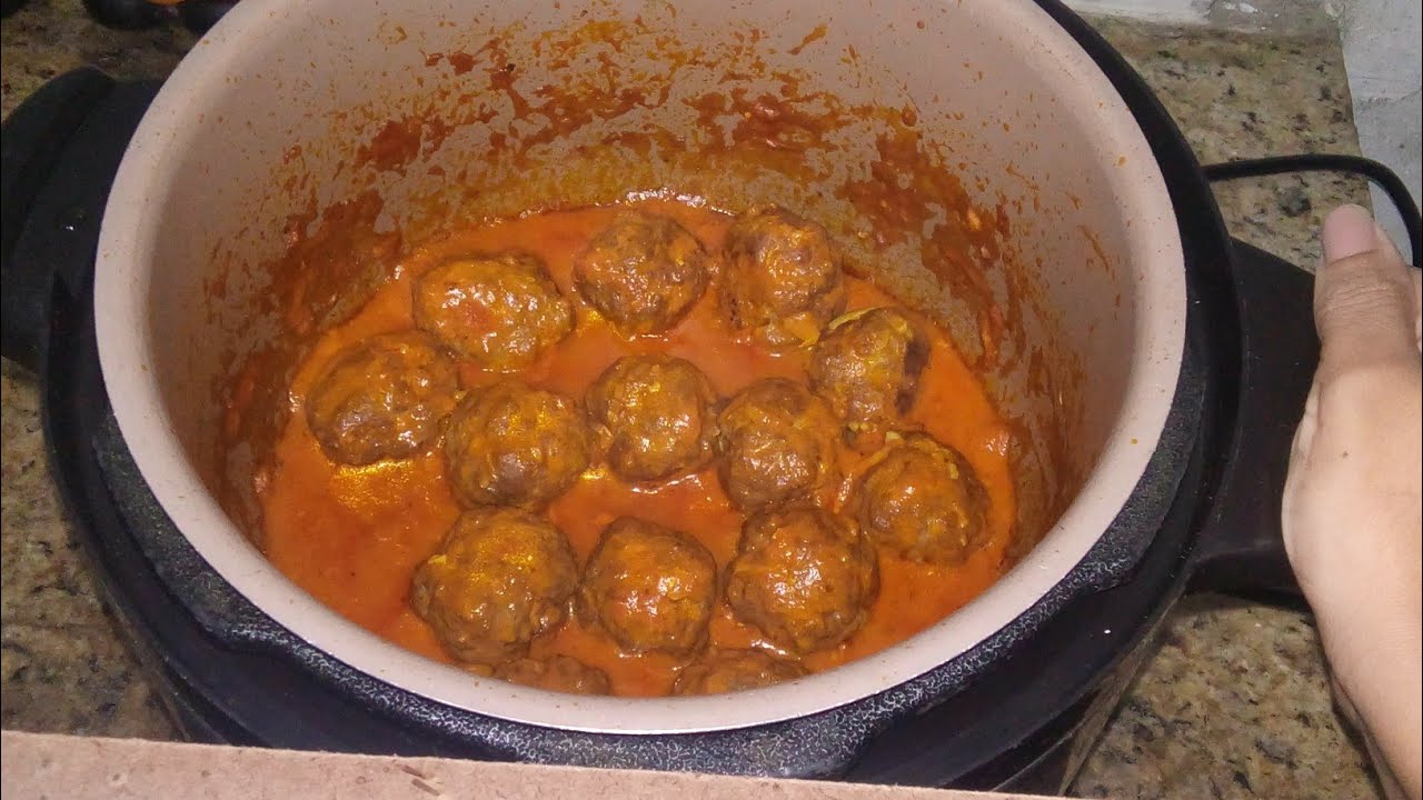 ALMÔNDEGAS AO MOLHO