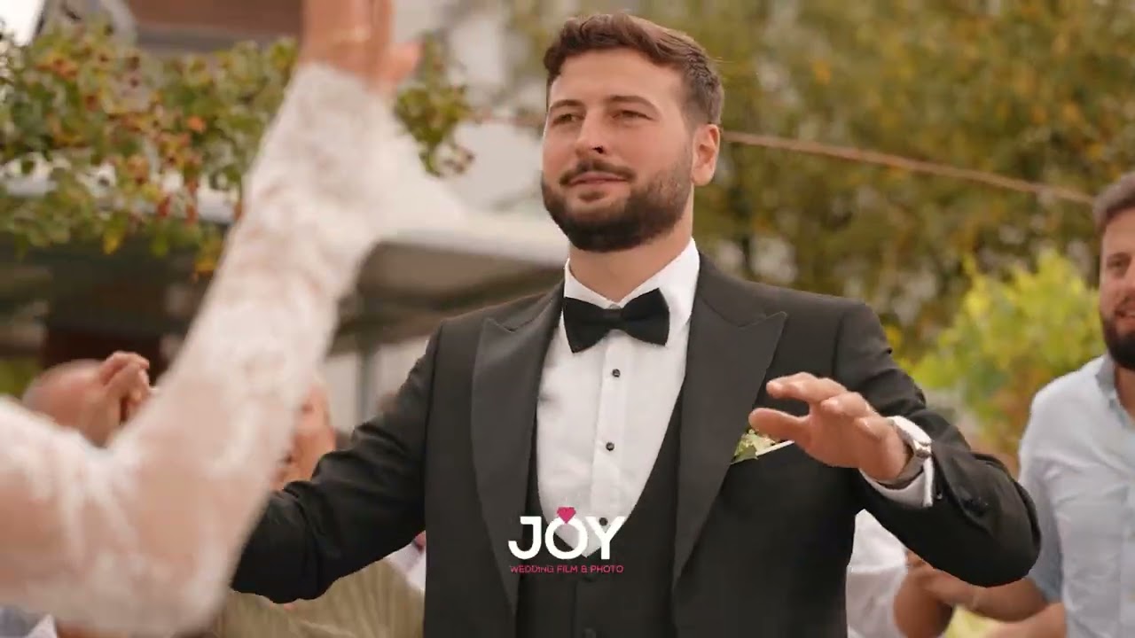 Vjehrri e zbret nga vetura nusen – Mirjeta mbërrin në shtëpinë e saj të re 😍