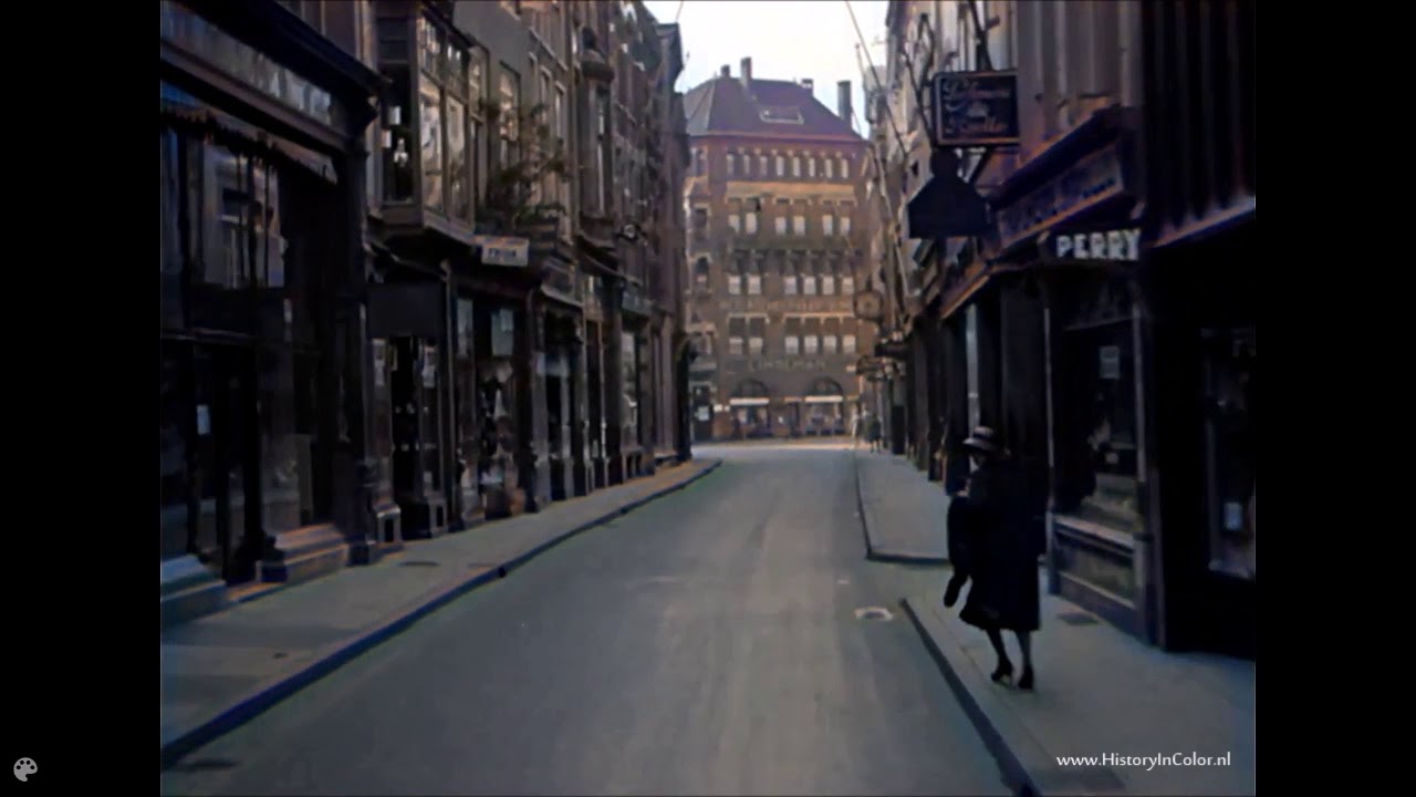 Wegpiraat door oud Den Haag. Ingekleurd met geluid. The Hague colorized footage sound added.