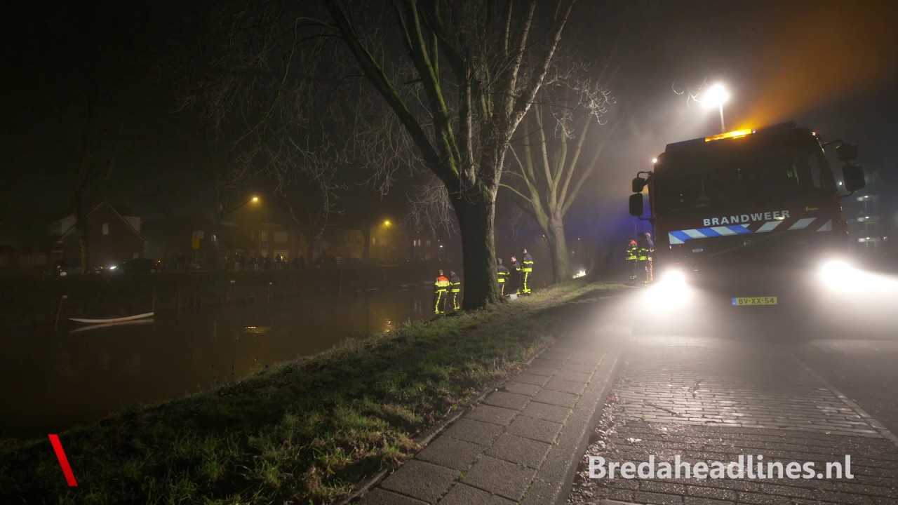 Hulpdiensten zoeken naar persoon na aantreffen natte kleding langs waterkant