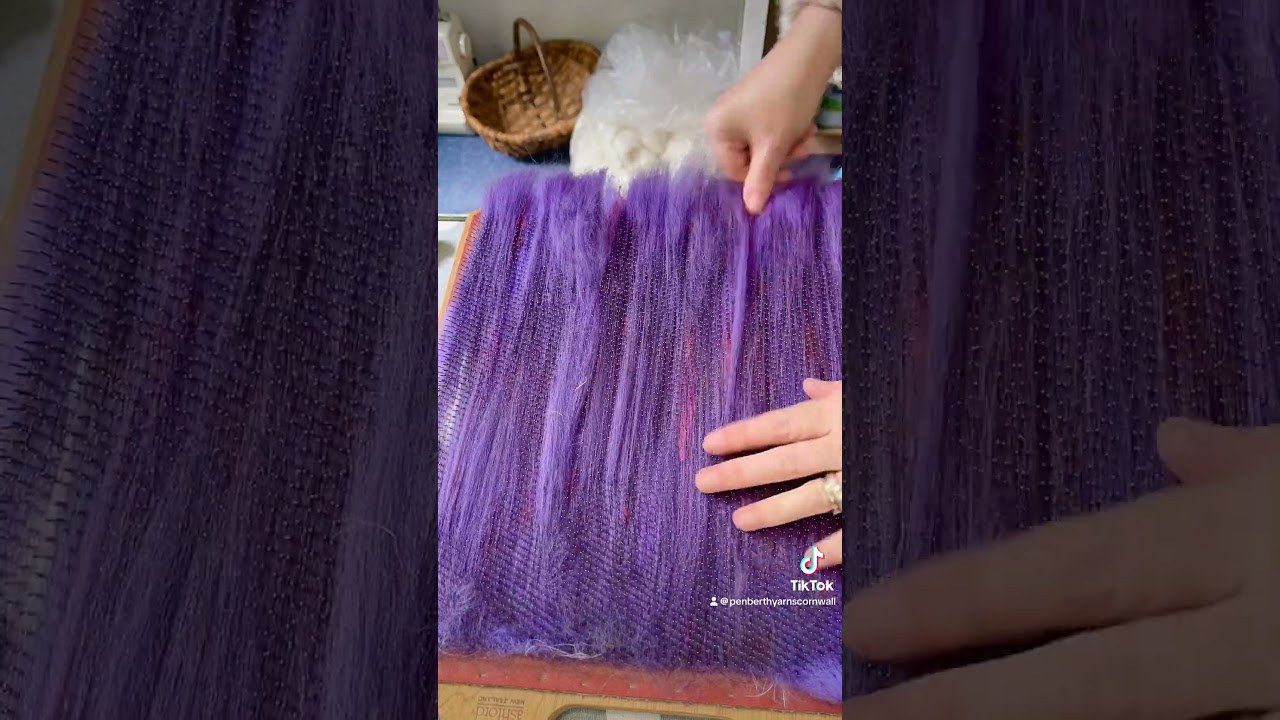 Carding a mixed fibre jumbo rolag or rolag for hand spinning 