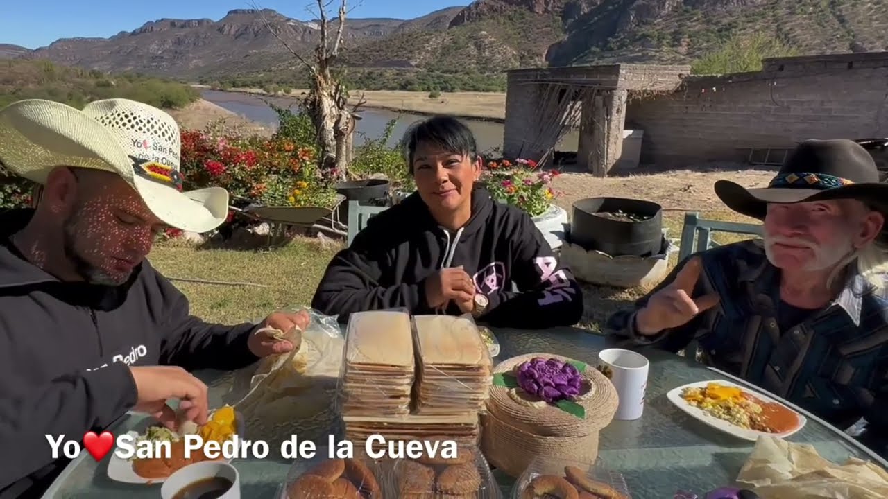 Kenna prepara un desayuno con huevos recién puestos por las gallinas con ayuda de El Pinto