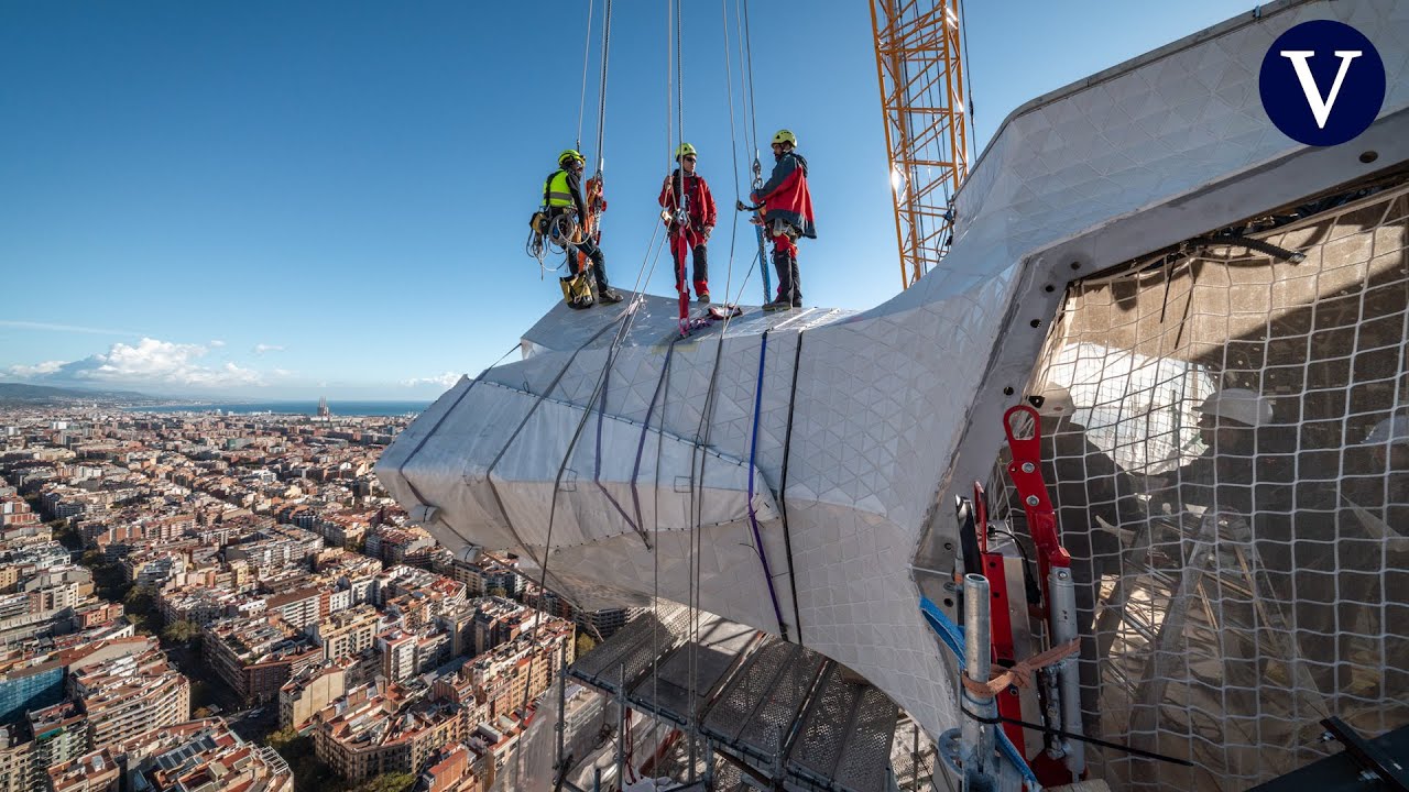 La Sagrada Família incorpora el primer brazo de la cruz