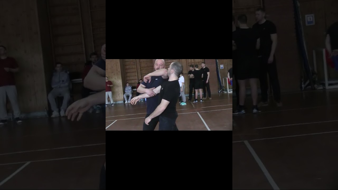 Освобождение от разноименного захвата с контр-ударами #shorstvideo  #атака #mma