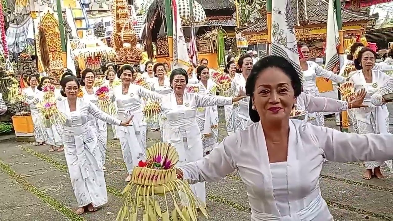 Ngayah mesolah ring pure puri agung Dalem Tarukan Pejeng Gianyar