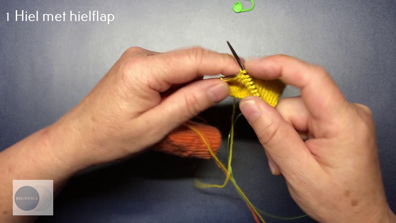 1. Twee sokken tegelijk op een rondbreinaald - Een hiel met hielflap