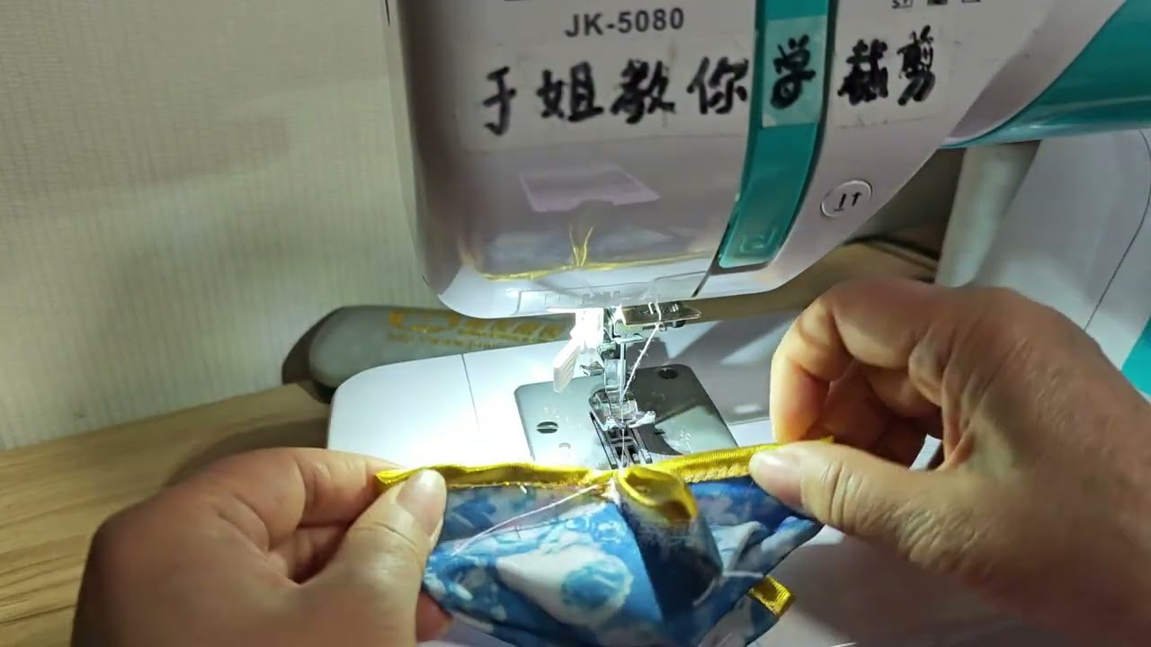 小布头别丢！裁个圆形缝四段线外翻四个角，挂在家里实用又漂亮！