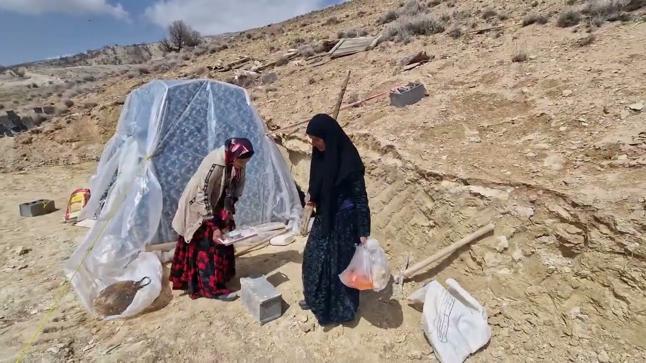 Construcci&oacute;n de un nuevo refugio para una mujer embarazada sin hogar en las monta&ntilde;as.