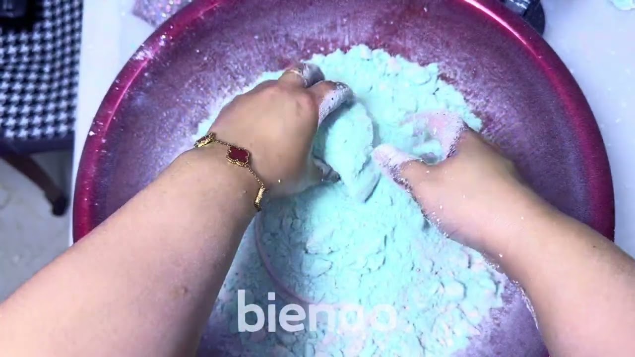 A flawless match of soft magnesium powder and glittering sequins