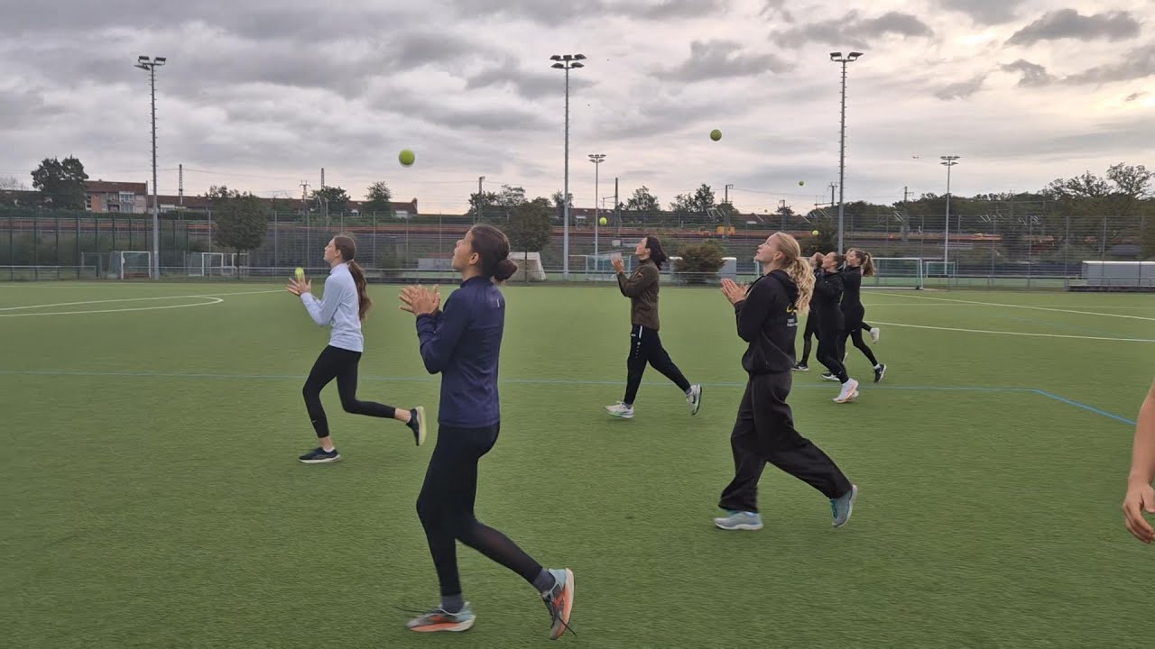 Komplexes Laufkoordinationstraining mit Tennisbällen