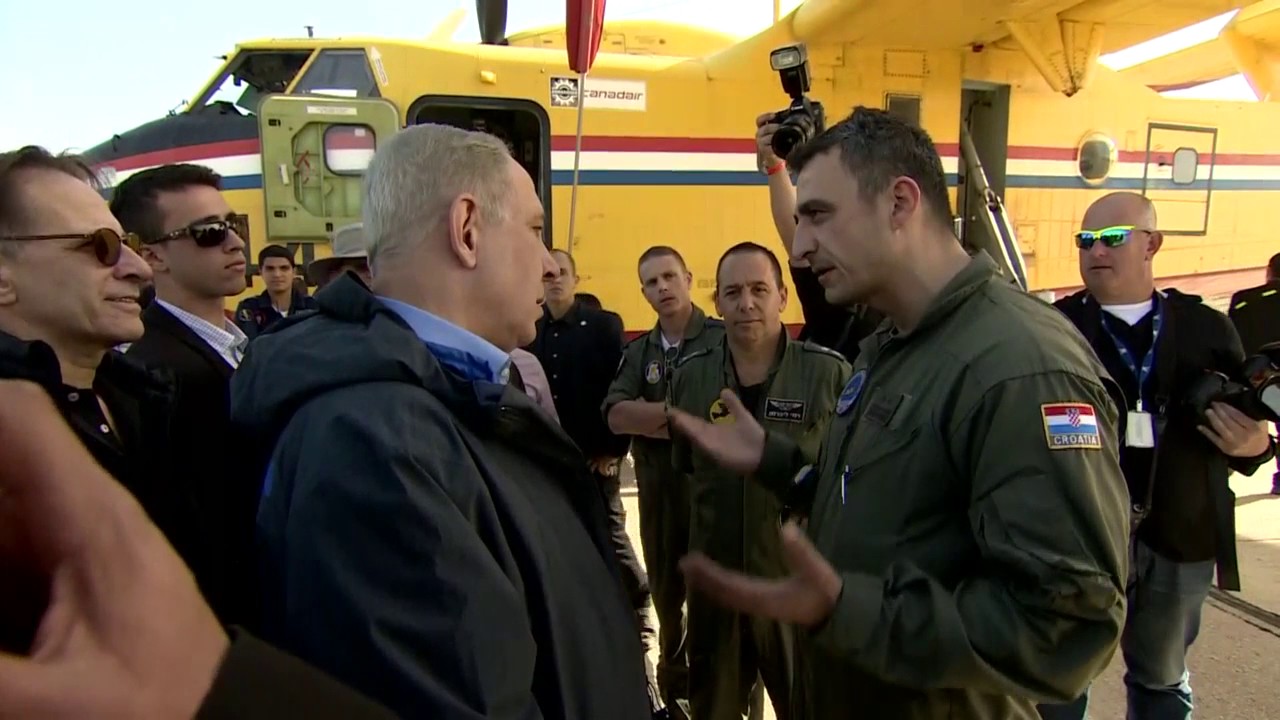 PM Netanyahu Visits Hatzor Air Base and Meets Firefighting Air Crews