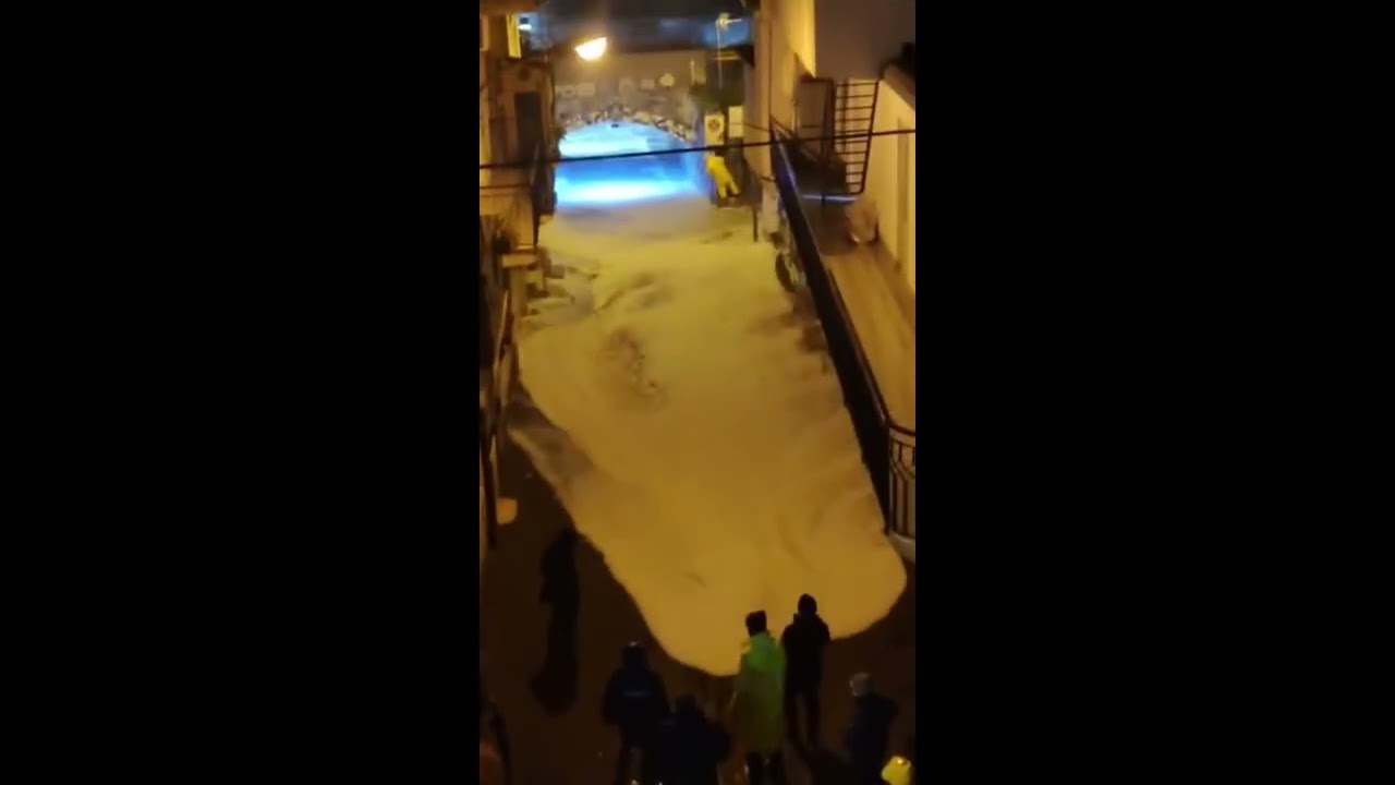Incredibile MAREGGIATA-TSUNAMI in atto nella notte a Scaletta Zanclea (Messina): onde ENORMI!!!