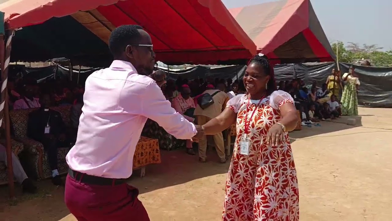 Chantre didier en prestation à la Convention nationale de l'église midsa côte d'Ivoire