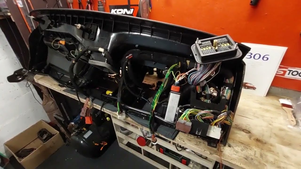 306 S16 BV6 - Je retire la planche de bord