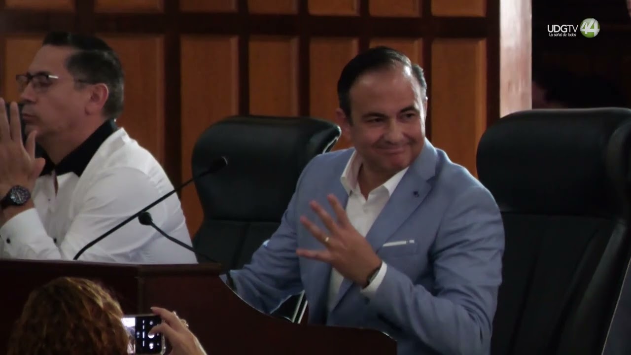 Entre empujones para ingresar al Ayuntamiento, Roberto Delgadillo asume como regidor tapatío