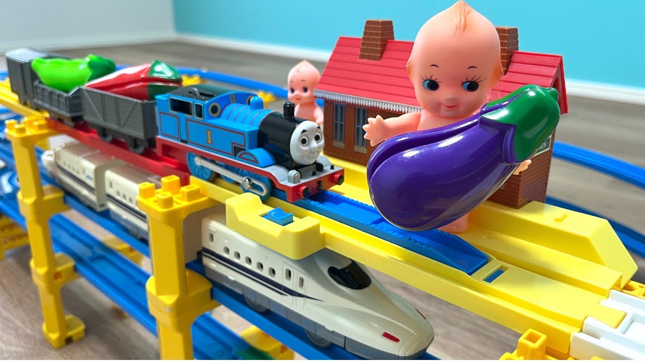 Plarail Thomas helped Kewpie harvest vegetables! He also ran with　Shinkansen on an elevated layout!