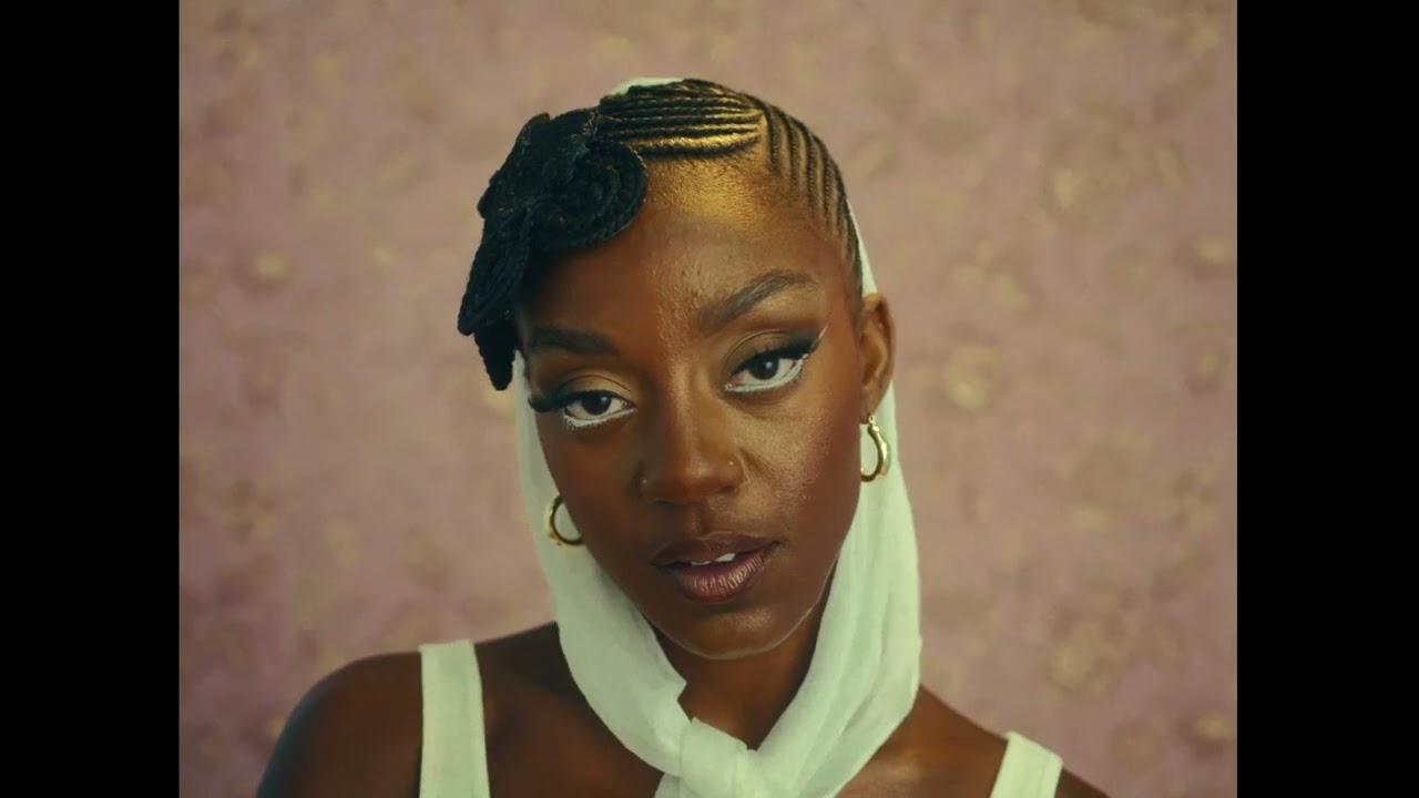 Niambi - Soccer Mom (Visualizer)